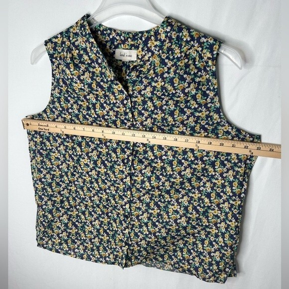 Land’n Sea Women’s Navy Multi Colored Floral Sleeveless Top. Navy Blue Yellow - Picture 9 of 15